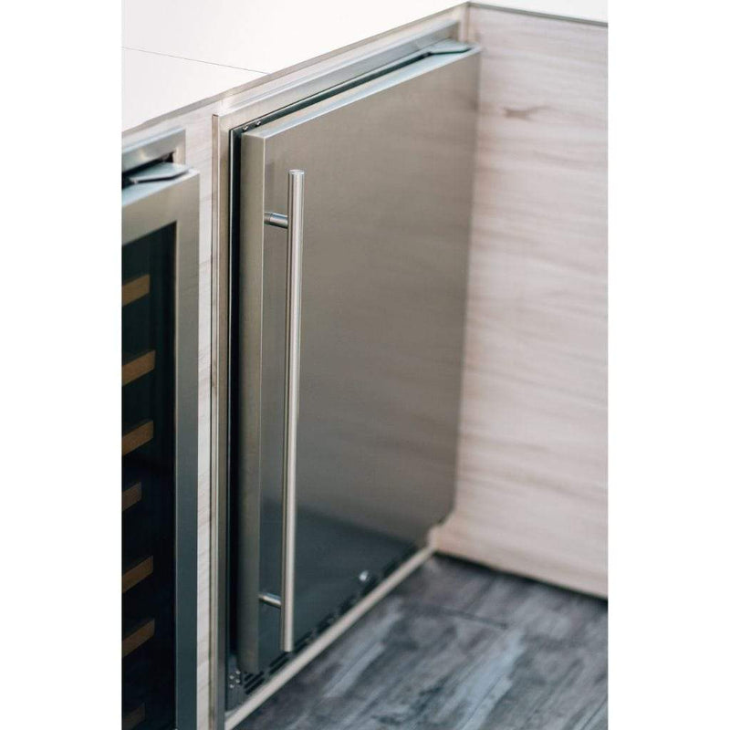 Summerset 24" 5.3 Cu.Ft. Deluxe Outdoor Rated Compact Refrigerator - Detail View